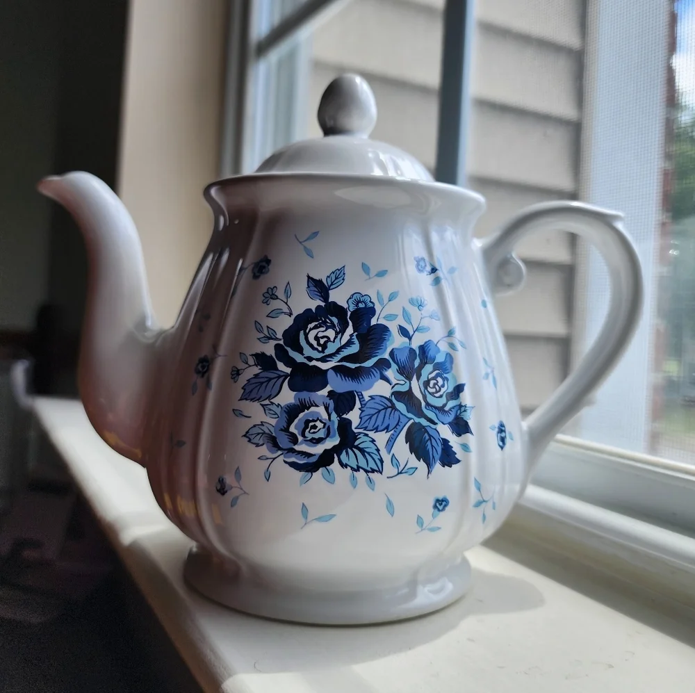 Ceramic kettle white‎ with blue roses